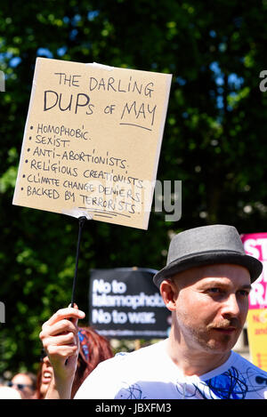 Demonstranten gegen die Tory DUP-Allianz versammelten sich auf dem Parliament Square und marschierten auf der Downing Street. London, Großbritannien Stockfoto