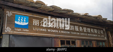 Women's Königreich Zeichen auf touristische Informationen, Lugu See, China Stockfoto