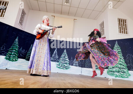 TROY, NEW YORK/USA - 25. Februar 2017: Traditionelle Musik und Tanz beim jährlichen russischen Festival Stockfoto