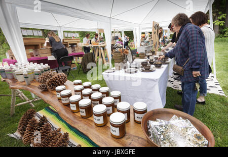 SHARON SPRINGS, NY, USA - 27. Mai 2017: Handgemachte Produkte und Kunsthandwerk zum Verkauf auf der jährlichen Garten Party Craft Fair. Stockfoto