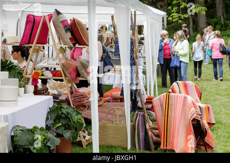 SHARON SPRINGS, NY, USA - 27. Mai 2017: Handgemachte Produkte und Kunsthandwerk zum Verkauf auf der jährlichen Garten Party Craft Fair. Stockfoto