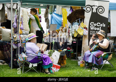 SHARON SPRINGS, NY, USA - 27. Mai 2017: Handgemachte Produkte und Kunsthandwerk zum Verkauf auf der jährlichen Garten Party Craft Fair. Stockfoto