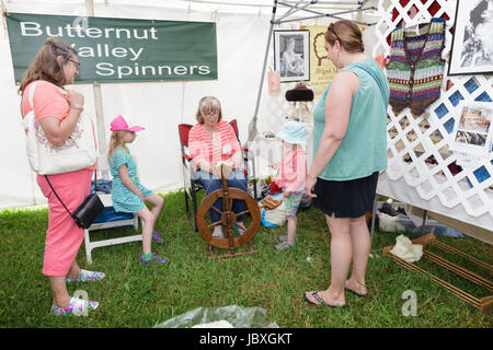 BOUCKVILLE, NY, USA - 10. Juni 2017: Frauen zeigen kleine Mädchen wie Sie an der jährlichen Fiber Festival of Central New York Wolle spinnen. Stockfoto