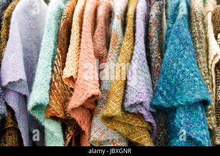 BOUCKVILLE, NY, USA - 10. Juni 2017: Handgewebte Capes zum Verkauf an der jährlichen Fiber Festival of Central New York. Stockfoto