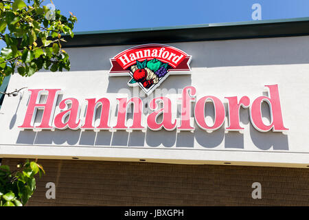 AMSTERDAM, New York/USA - 7. Juni 2017: Hannaford ist eine Supermarktkette in Maine, in Neuengland und New York gegründet. Stockfoto