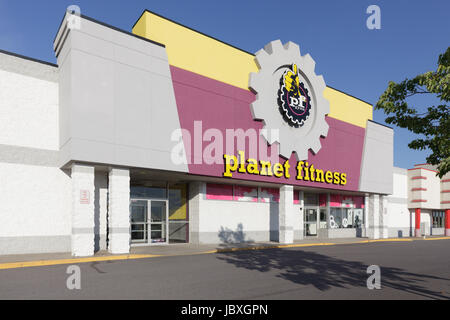 AMSTERDAM, New York/USA - 9. Juni 2017: Planet Fitness ist ein Fitness-Center-Franchise, die begann in Hampton, New Hampshire. Es ist die Nation am schnellsten wachsende Stockfoto