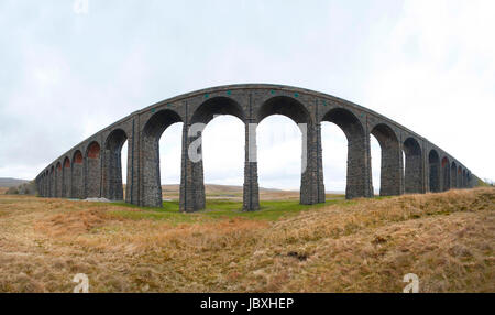 Weitwinkel-Panorama der alten Stein Bögen von der viktorianischen Eisenbahnviadukt über den Fluss Ribble bekannt als der Ribblehead-Viadukt, North Yorkshire Stockfoto