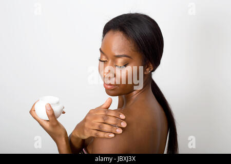 African american Beauty Feuchtigkeitscreme auftragen Stockfoto