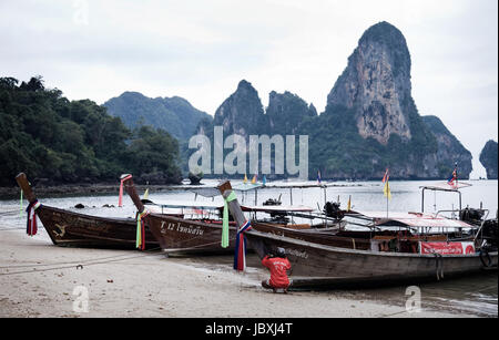 Longtail-Boote am Tonsai Beach in der Nähe von Railay, Krabi, Thailand Stockfoto