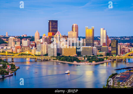 Skyline von Pittsburgh, Pennsylvania, USA in der Abenddämmerung. Stockfoto