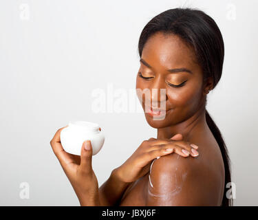 African american Beauty Feuchtigkeitscreme auftragen Stockfoto