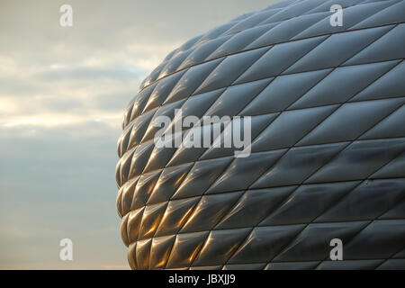 München, Deutschland - 9. Mai 2017: Ein architektonisches Detail das Fußballstadion Allianz Arena in München. Die Allianz Arena ist zu Hause Fußball s Stockfoto