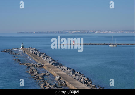 Eingang zum Hafen von Portimao in der Algarve Portugal Lagos in der Ferne. Stockfoto