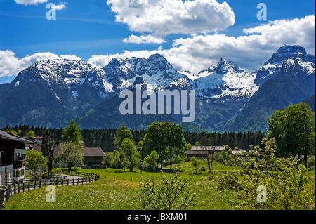 Blick auf die Loferer Steinberge im Frühjahr, Au in der Nähe von Lofer, Salzburger Land, Österreich Stockfoto