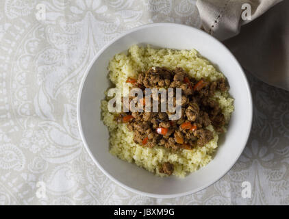 Couscous mit Fleisch und Paprika Stockfoto