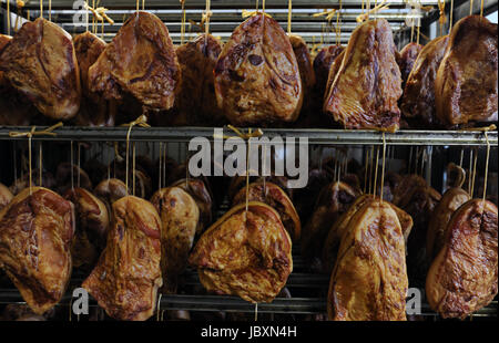 Geräuchertes Fleisch in der Metzgerei Stockfoto