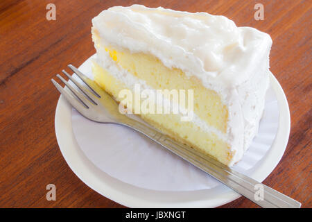 junge Kokosnuss mit Vanille chiffon Kuchen Schlagsahne Stockfoto