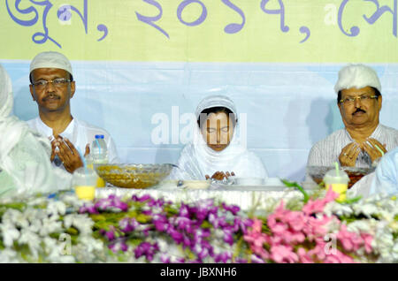 Kolkata, Indien. 12. Juni 2017. West-Bengalen Chief Minister Mamata Banerjee (in Mitte) besuchen eine Iftar-Party im Park Circus organisiert. Bildnachweis: Saikat Paul/Pacific Press/Alamy Live-Nachrichten Stockfoto