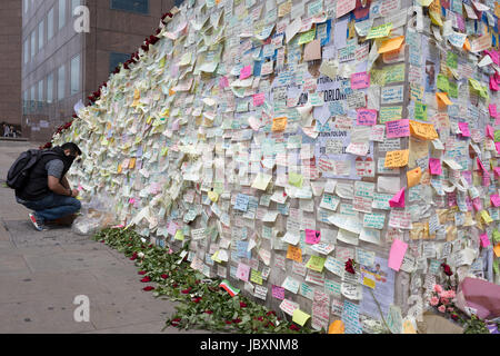 Ein Schrein von Blumen und mitfühlende Nachrichten weiterhin wachsen zehn Tage nach dem Attentat auf London Bridge und Borough Market, am 12. Juni 2017 in London, England. In der Nähe der südlichsten Grenze der City of London gegenüber den Angriff Standort verlassen Londoner und Besucher der Hauptstadt ihre emotionale und trotzig Gedichte und persönliche Nachrichten auf Post-It Zettel. Stockfoto