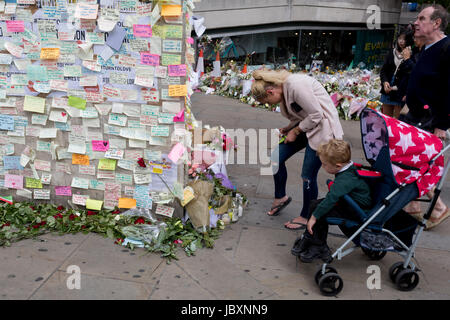 Ein Schrein von Blumen und mitfühlende Nachrichten weiterhin wachsen zehn Tage nach dem Attentat auf London Bridge und Borough Market, am 12. Juni 2017 in London, England. In der Nähe der südlichsten Grenze der City of London gegenüber den Angriff Standort verlassen Londoner und Besucher der Hauptstadt ihre emotionale und trotzig Gedichte und persönliche Nachrichten auf Post-It Zettel. Stockfoto