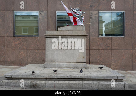 Während ein Schrein von Blumen und Nachrichten weiterhin wachsen zehn Tage nach dem Terroranschlag auf die London Bridge und Borough Market, hat der Vogel Greif die südlichste Grenze der City of London - finanziellen Bezirk der Hauptstadt - mit der englischen Flagge (aka das Kreuz des St. Georg), am 12. Juni 2017 in London, England drapiert wurde. In der Nähe der südlichsten Grenze der City of London, wo tLondoners und Besucher in die Hauptstadt ihre emotionale und trotzig Gedichte und persönliche Nachrichten auf Post-It Zettel verlassen. Stockfoto