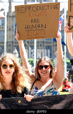 Demonstranten gegen die Tory DUP-Allianz versammelten sich auf dem Parliament Square und marschierten auf der Downing Street. London. Plakette Stockfoto