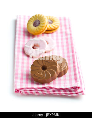 Verschiedene Kekse auf karierte Serviette isoliert auf weißem Hintergrund. Stockfoto