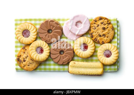 Verschiedene Kekse auf karierte Serviette isoliert auf weißem Hintergrund. Stockfoto