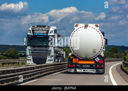Zwei Tankwagen auf der deutschen Straße Stockfoto