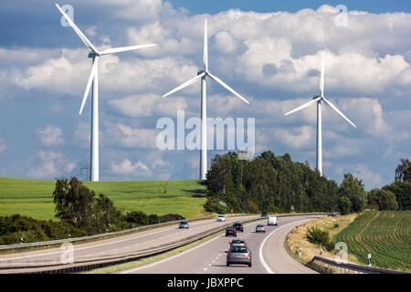 Autos auf der deutschen Autobahn und Windturbinen Deutschland Alternative Energiequelle Deutschland Autobahnfahrt Stockfoto