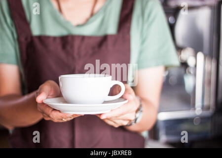 Barista mit frisch gebrühtem Kaffee, stock Foto Stockfoto
