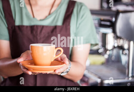 Barista präsentiert frisch gebrühten Kaffee, stock Foto Stockfoto