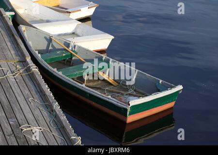 Dories gebunden, dem Fishing Pier Perkins Cove, Ogunquit, Maine.  Diese kleinen Boote werden von Fischer zu und von ihren Hummer Booten verwendet. Stockfoto