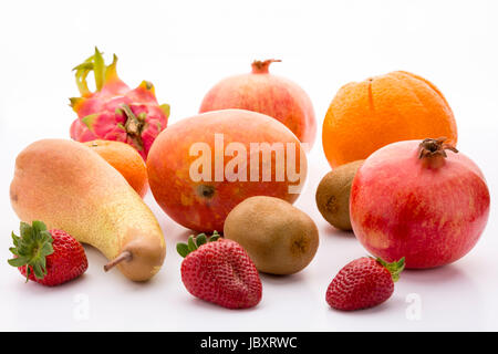 Exotischen und heimischen Früchte: Mango, zwei Granatäpfel, einem Pitaya, zwei Kiwis, eine Birne, drei Garten Erdbeeren und eine Mandarine. Stockfoto