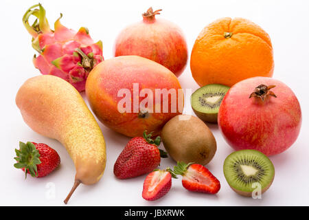 Hier ist eine abwechslungsreiche Mischung aus mediterranen, tropische und exotische Früchte: eine Mango, eine Orange, eine Mandarine, zwei Kiwis, zwei Granatäpfel, eine Drachenfrucht, eine Birne und drei Erdbeeren. Stockfoto