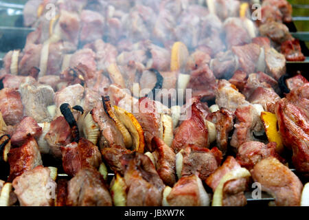 appetitlich Grill mit tollen Stücken von Fleisch auf dem Feuer Stockfoto