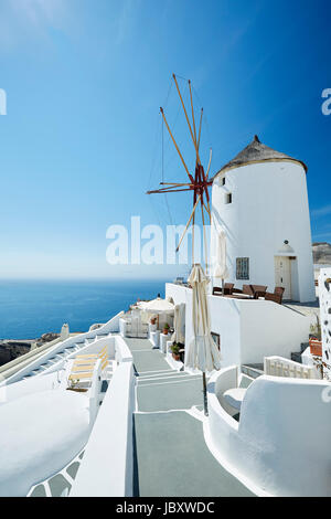 Windmühlen, Oia, Santorin Stockfoto