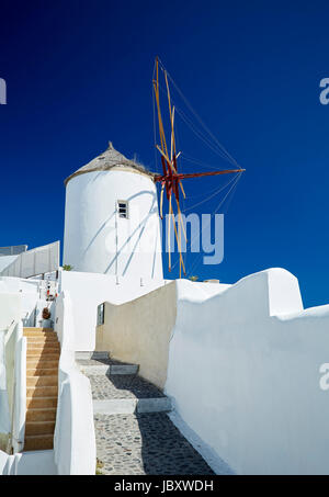 Windmühlen, Oia, Santorin Stockfoto
