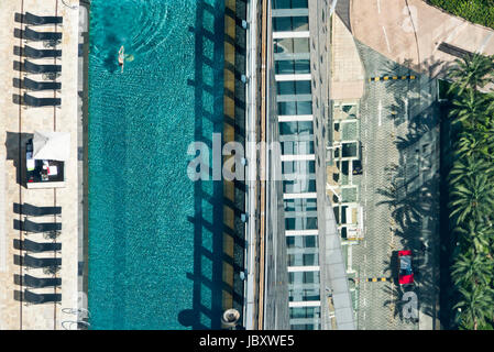 Horizontalen Blick auf eine Dachterrasse mit Pool in einem Hotel in Hong Kong, China. Stockfoto
