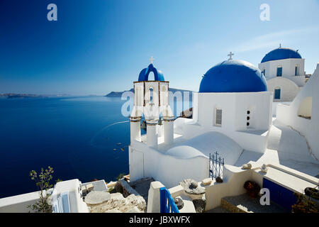 Kirchen mit Blick auf Oia, Santorin Stockfoto