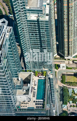 Vertikale Sicht auf eine Dachterrasse mit Swimmingpool auf einem Wolkenkratzer in Hongkong, China. Stockfoto