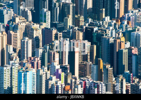 Horizontale Ansicht der vielen Apartments in Hochhaus in Hongkong, China. Stockfoto