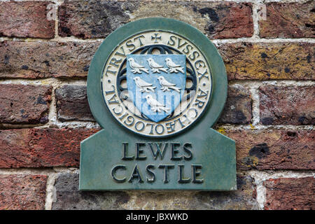 LEWES, UK - 31. Mai 2017: Eine Gedenktafel an das historische Lewes Castle in Lewes, East Sussex, England, am 31. Mai 2017. Stockfoto