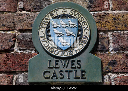 LEWES, UK - 31. Mai 2017: Eine Gedenktafel an das historische Lewes Castle in Lewes, East Sussex, England, am 31. Mai 2017. Stockfoto