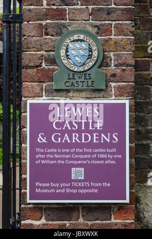 LEWES, UK - 31. Mai 2017: Plaque und Zeichen auf das historische Schloss von Lewes in East Sussex, England, am 31. Mai 2017. Stockfoto