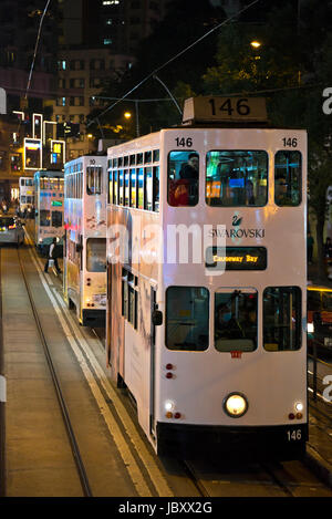 Vertikale Ansicht der traditionellen alten Straßenbahnen in der Nacht in Hong Kong, China. Stockfoto