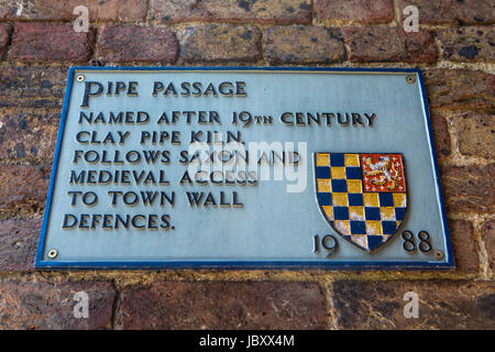 LEWES, UK - 31. Mai 2017: Eine Gedenktafel in der Rohr-Passage in der historischen Stadt von Lewes in East Sussex, England, am 31. Mai 2017. Stockfoto