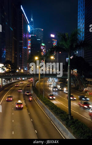 Vertikale Stadtbild Ansicht der Gloucester Road in der Nacht in Hong Kong, China. Stockfoto
