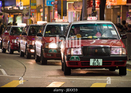 Vertikale Ansicht der traditionellen roten Taxis in Hong Kong, China. Stockfoto