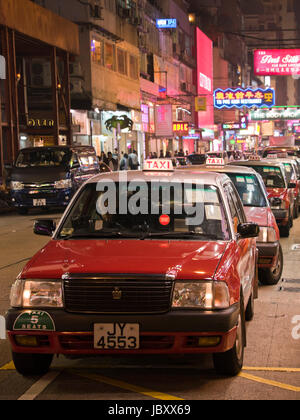Vertikale Ansicht der traditionellen roten Taxis in Hong Kong, China. Stockfoto